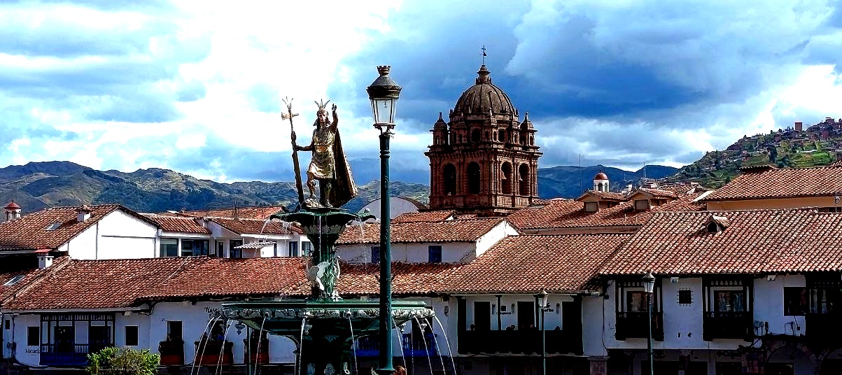 Estatua Pachacutec – Plaza de Armas, Cusco